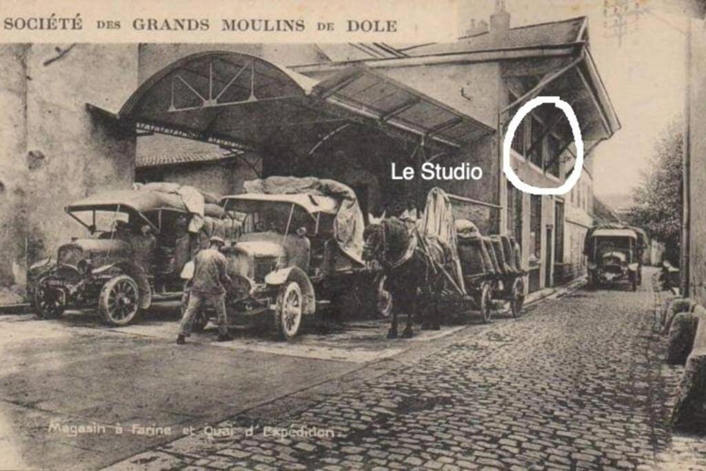 Studio Au Moulin " Design Noir " Vue Unique Dole Bagian luar foto